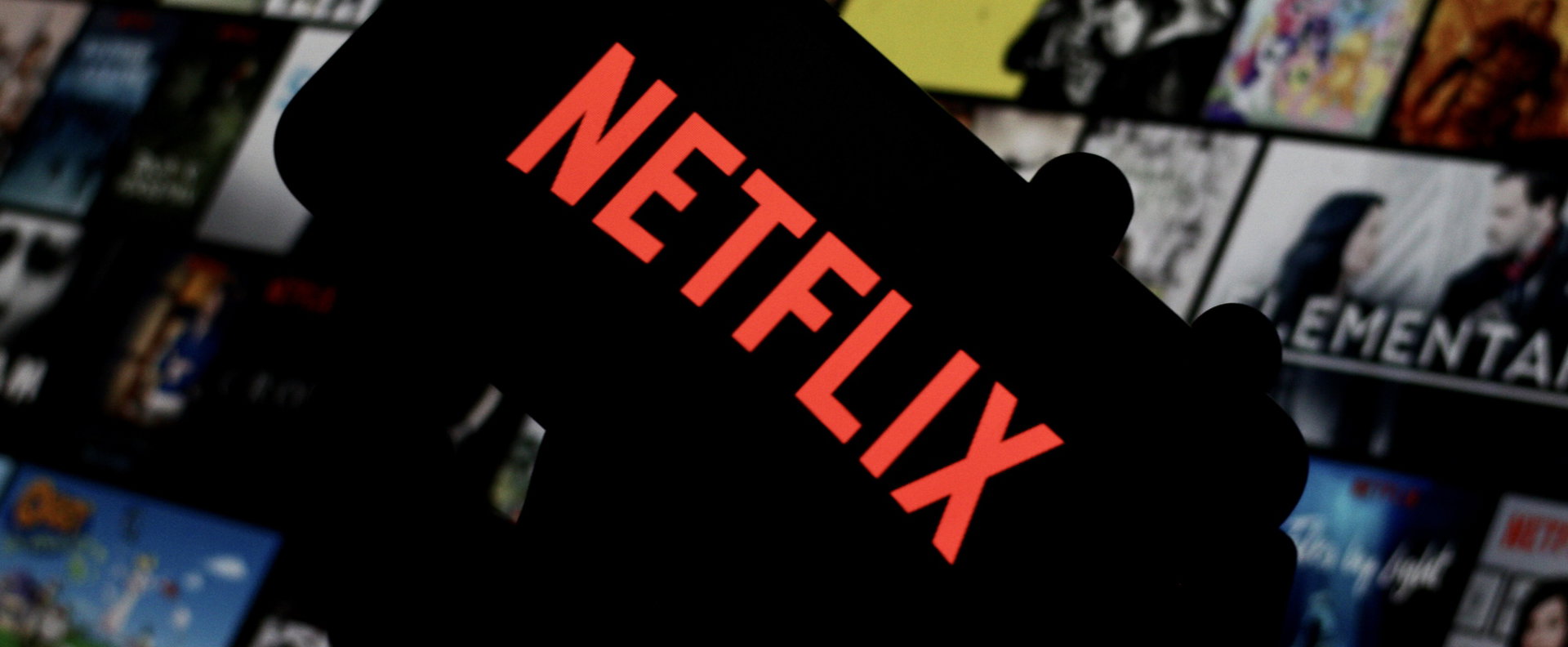 Üvöltött fájdalmában a Netflix sztárja, brutális baleset történt a forgatáson