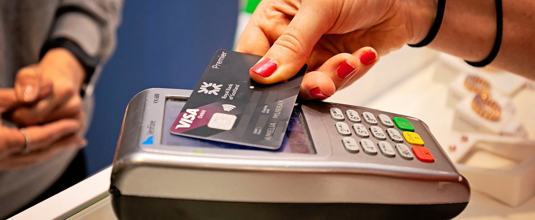 Vége a díjstopnak, mától ismét drágább a bankolás