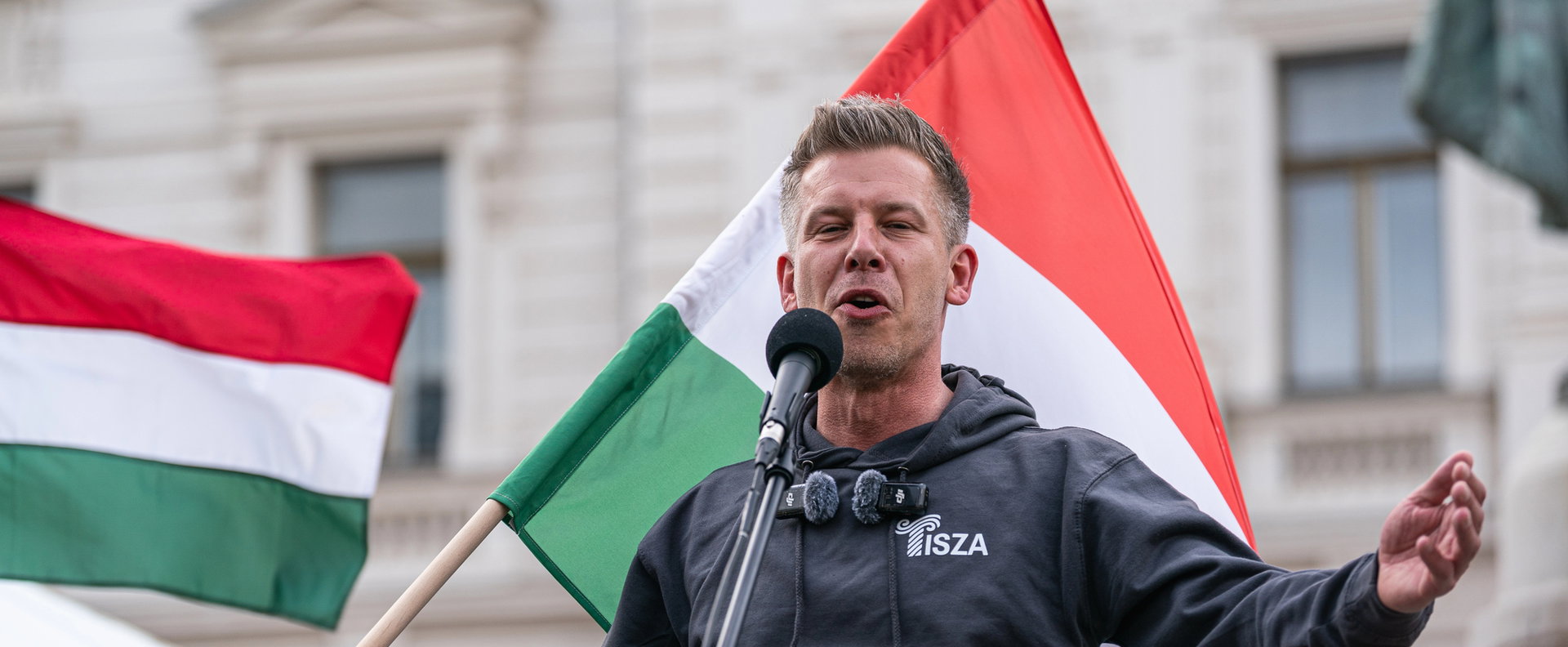 Magyar Péter bejelentette, hogy hosszú időre elhagyja az országot, a családját is viszi magával