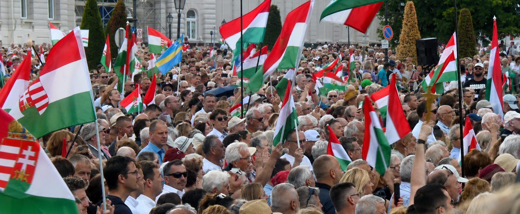 Fidesz tüntetés a Sándor-palotánál, Sulyok Tamás szerint most dőlhet el Magyarország jövője
