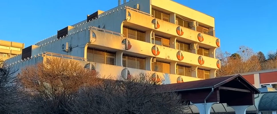 Évek óta elhagyatott Balaton-parti hotelt tárt fel egy urbexes, szívszorító a látvány