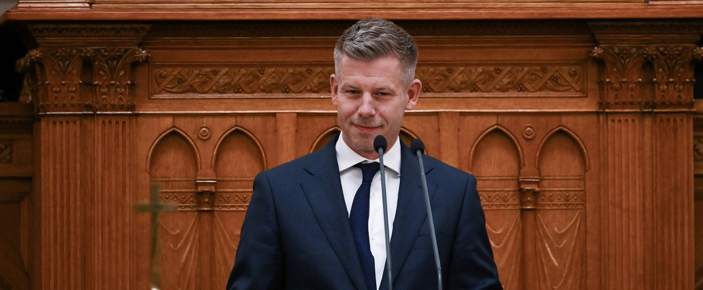 Magyar Péter könyörtelenül belerúgott a földön fekvő Fideszbe, Szijjártó Péternek is nekiment