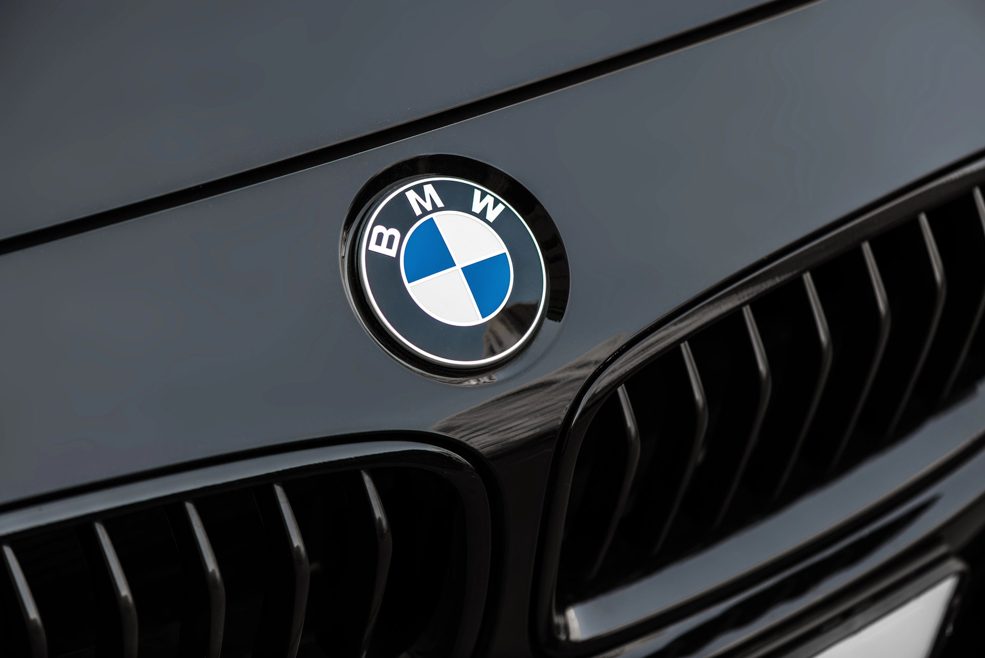Elérte a válság a BMW-t: Brutális elbocsátási hullám jön a szebb napokat is megélt autógyártónál