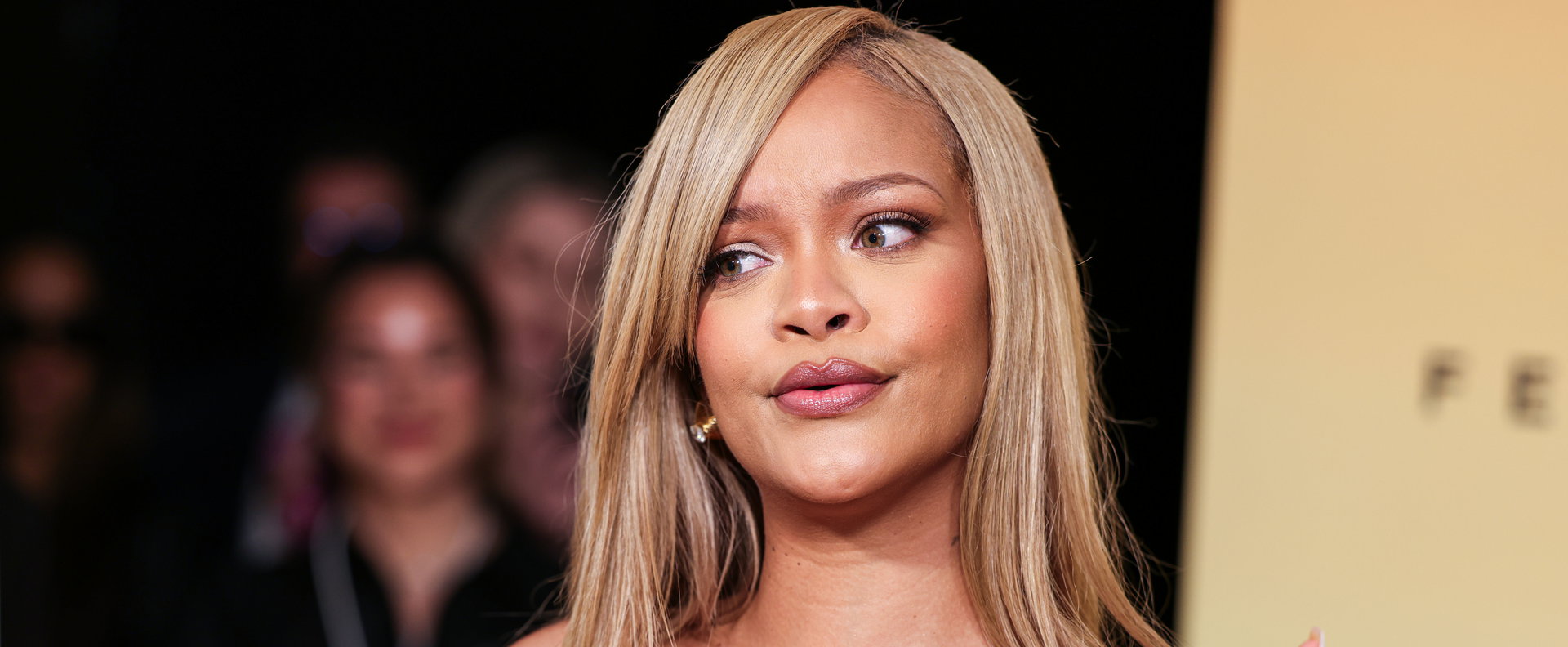 Csipkés fehérneműben villantott Rihanna – Eszméletlen képek kerültek fel az internetre