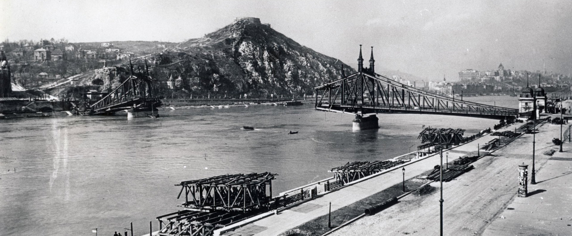 A felrobbantott Ferenc József híd romjai sokkolják a budapestieket, fájdalmas emléket hozott elő a Duna - videó