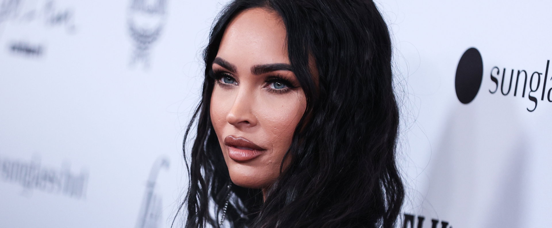 Megan Fox keblei kibuggyantak a felsőjéből, még a bugyiját is megmutatta
