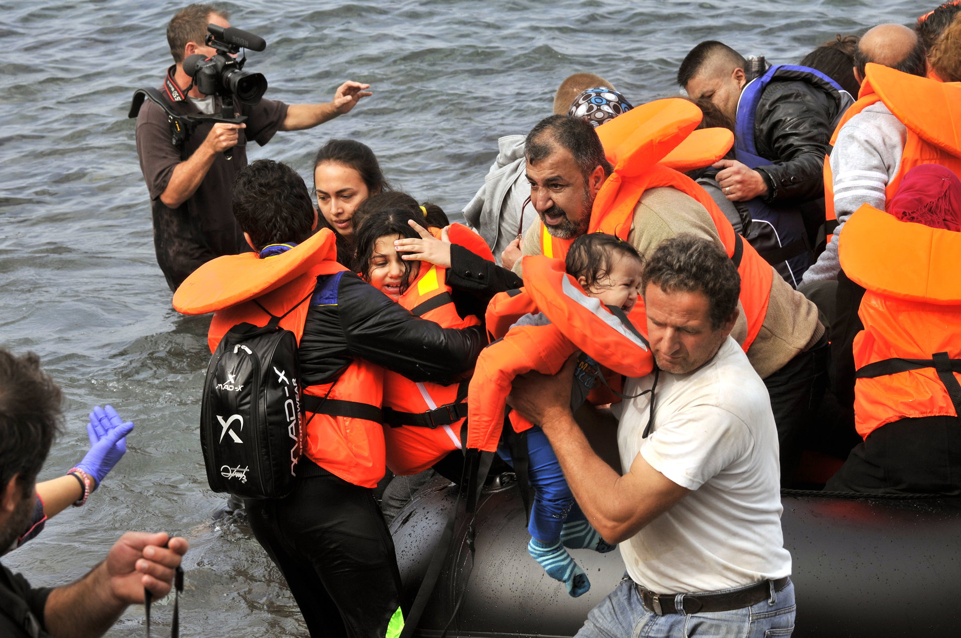 Féláron vihetik magukkal a csecsemőket a migránsok, „élő pajzsként” használhatják őket