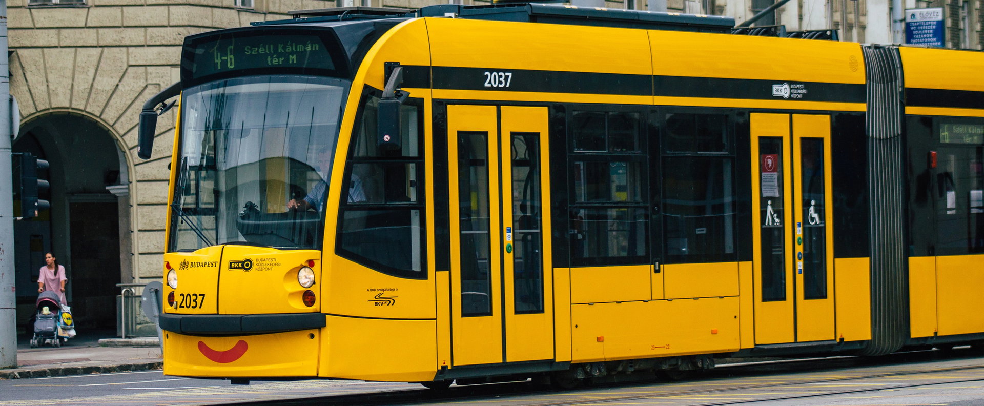 „Ha ezt nem látom a saját szememmel, el sem hiszem” - Felmászott a 4-6-os villamos tetejére egy férfi, nem sokon múlt a tragédia