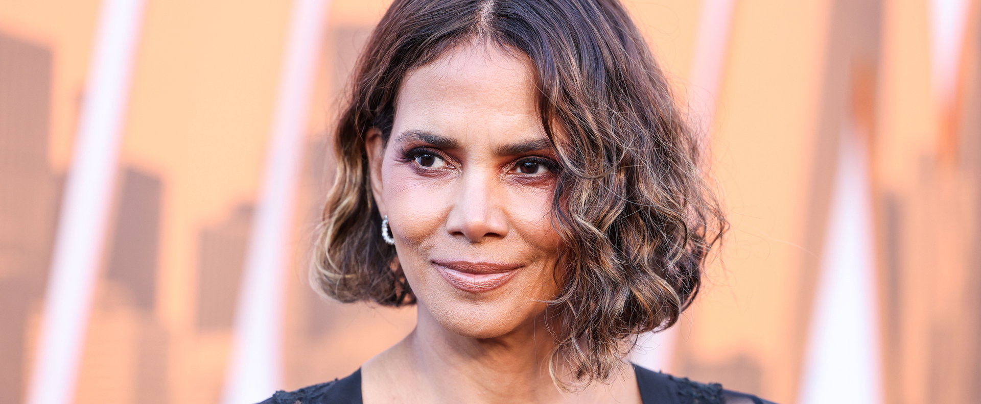 Áttetsző ruhában, melltartó nélkül ünnepelte Halle Berry a 60. születésnapját