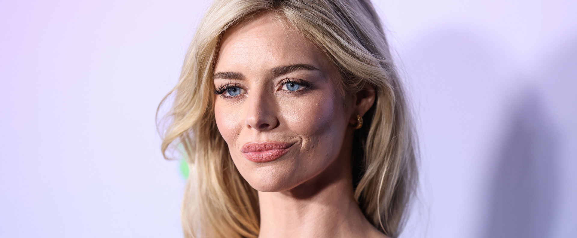 Csak átlátszó latex fedi Samara Weaving pucér testét, extrém fotók készültek a színésznőről