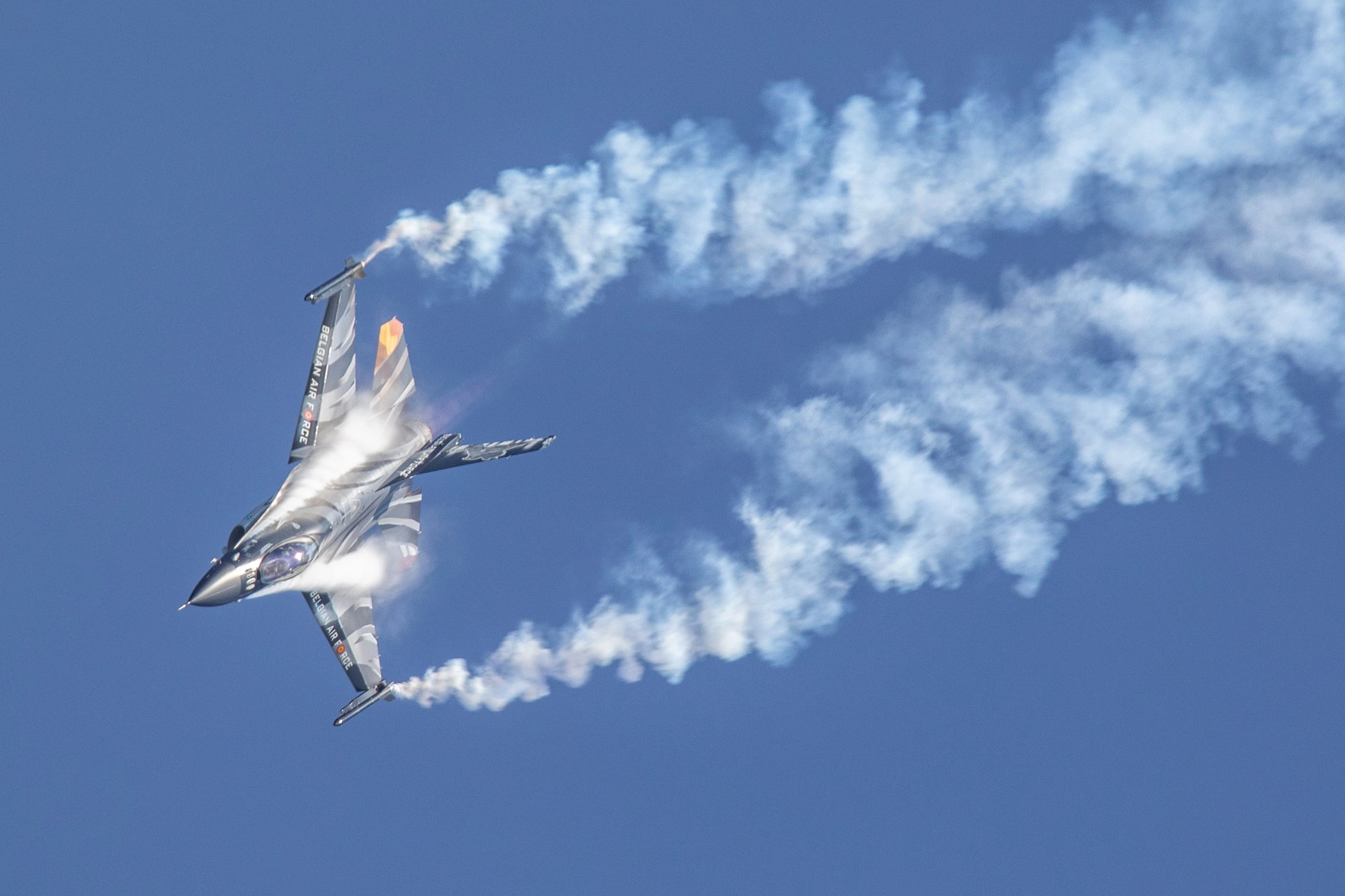 Az első videók a Szolnoknál lezuhant Gripenről: mentőhelikopter szállította kórházba a pilótát