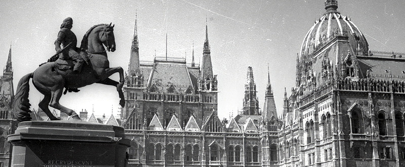 Így festett a szétlőtt Parlament 1945-ben - Megrázó felvétel került elő a magyar történelem legsötétebb órái után