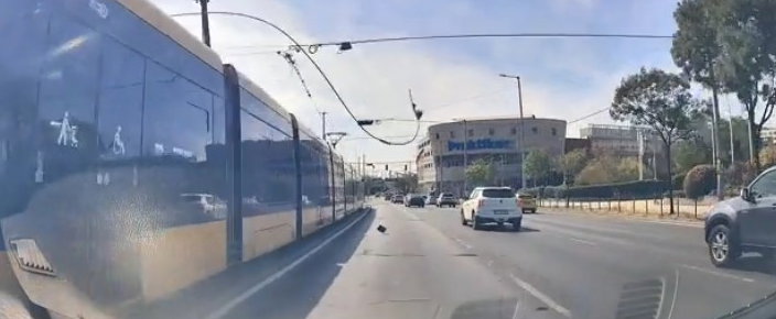 Megrázó videón, ahogy leszakad és egy autóba csapódik az 1-es villamos felsővezetéke a Könyves Kálmán körúton