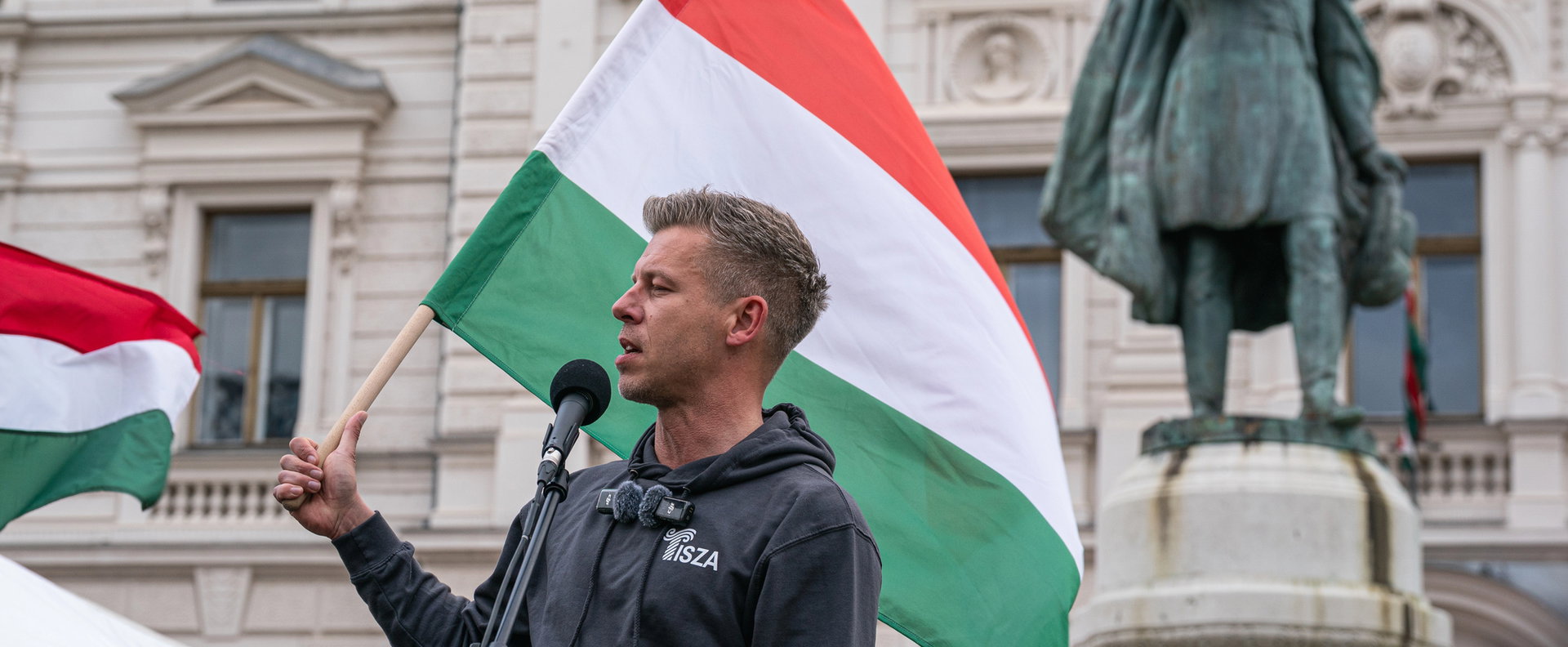 "Nehogy már országbérlettel szálljon fel a Volánbuszra" - Magyar Pétert vette tűz alá Hadházy, az emberek védik a miniszterelnököt