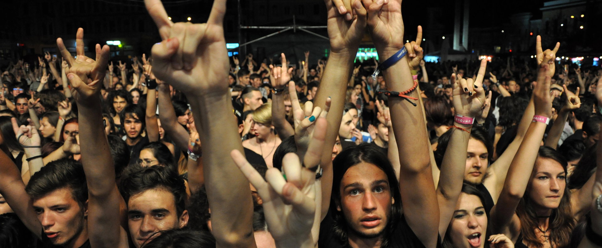 Koncert közben hangzott el a boldogító igen: „szentségtelen házasságot” kötött a két fiatal a tömegben