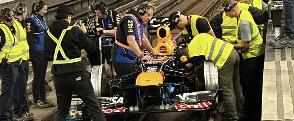 F1-es autóval száguldottak a madridi metróalagútban – a síneken autózott a Red Bull