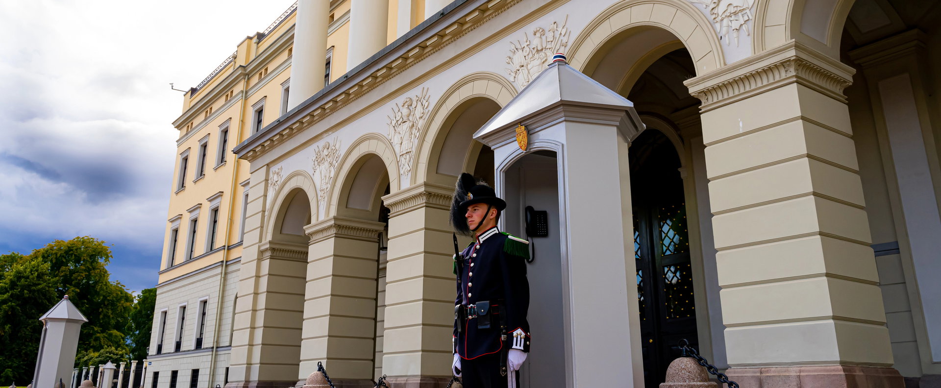 Magyar Péter nem ért rá, de kedvenc frontembere ott volt a királyi temetésen