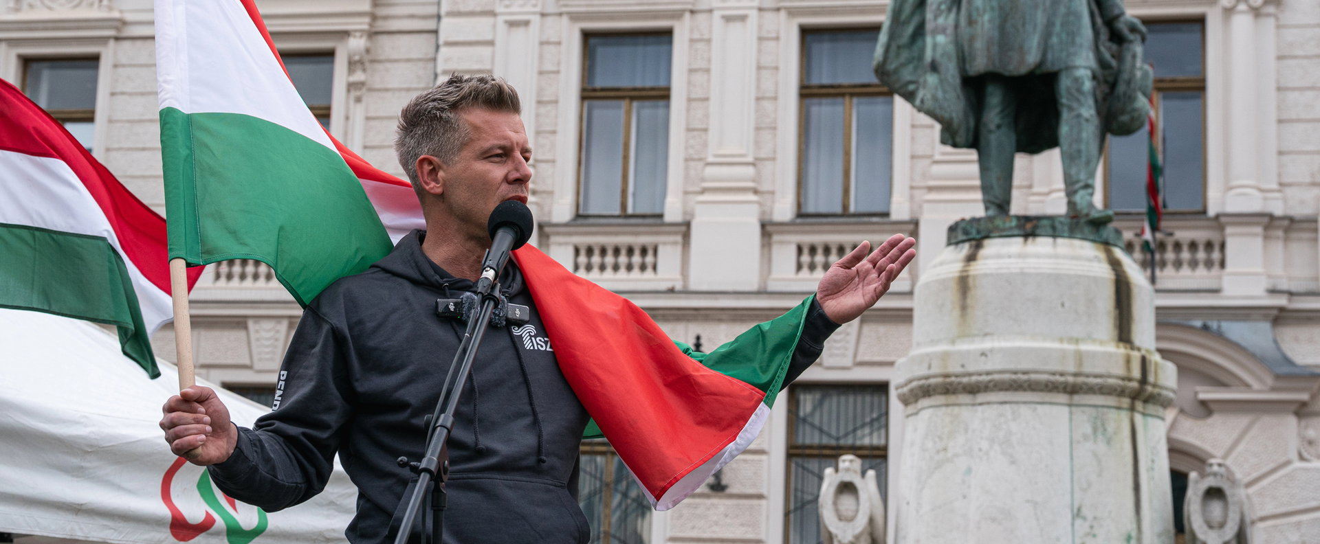 A "kis kopasznak" nem akart nyilatkozni, kinyomta a telefont Magyar Péter korábbi bizalmi embere