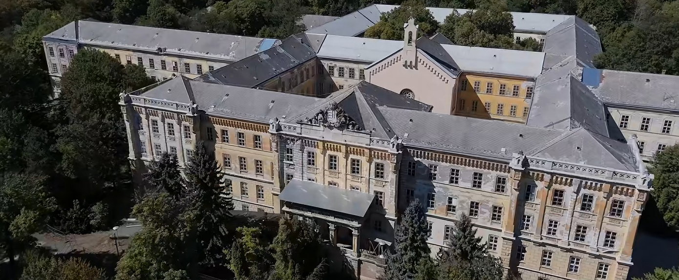 Bemerészkedtek a 2007 óta elhagyatott Lipótmezei Elmegyógyintézetbe, ilyen most belülről a hátborzongató tébolyda - videó