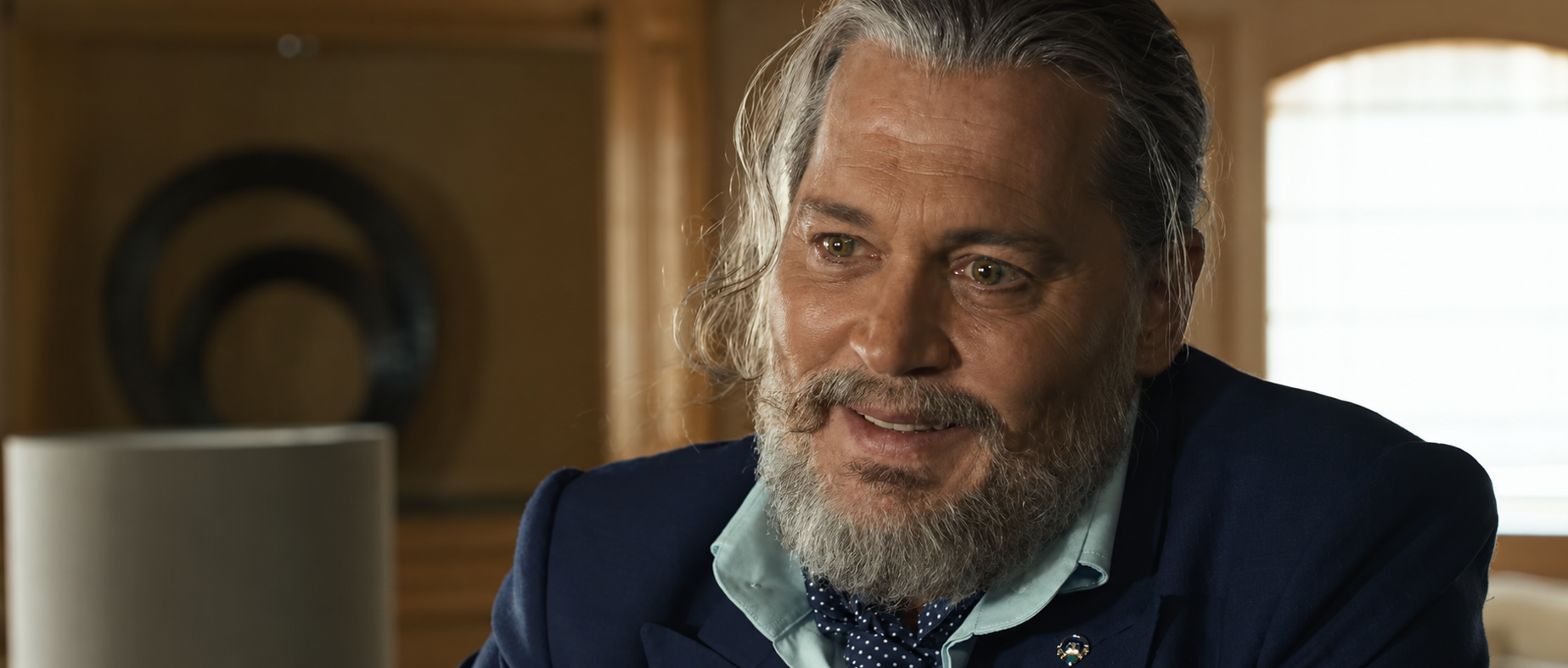 Johnny Depp újra a tengeren, de Jack Sparrow helyett most egy rejtélyes idegent alakít