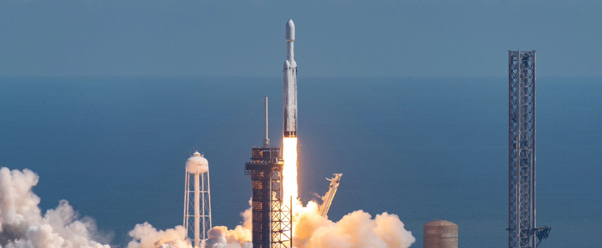 Elon Musk végre megcsinálta: történelmet írt a SpaceX, miután az első rakéta megkerülte a földet