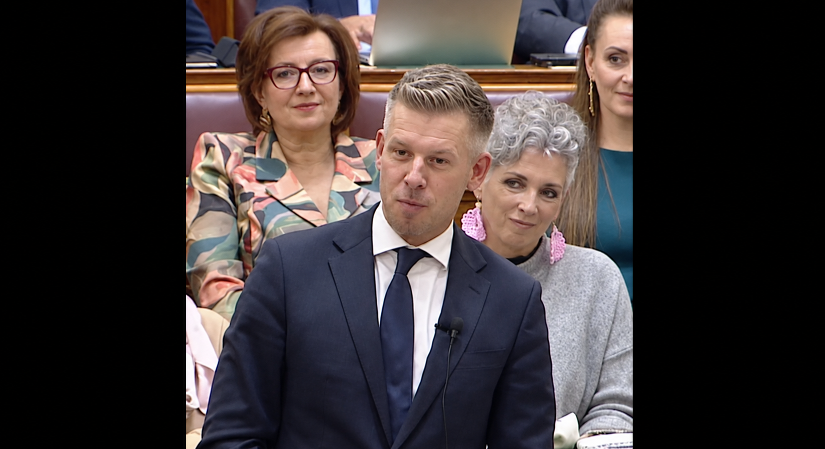 „Milyen világ jön ott, ahol egy miniszterelnök BÁRMIT állíthat rólad, tények nélkül?” – Gulyás Virág üzent Magyar Péternek