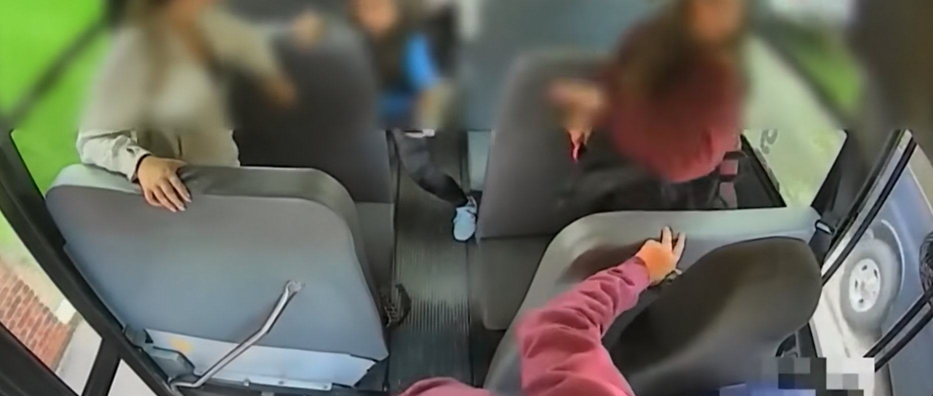 Leszálláshoz készültek a diákok, de a busz továbbgurult – ekkor vették észre, mi történt a sofőrrel - Videó