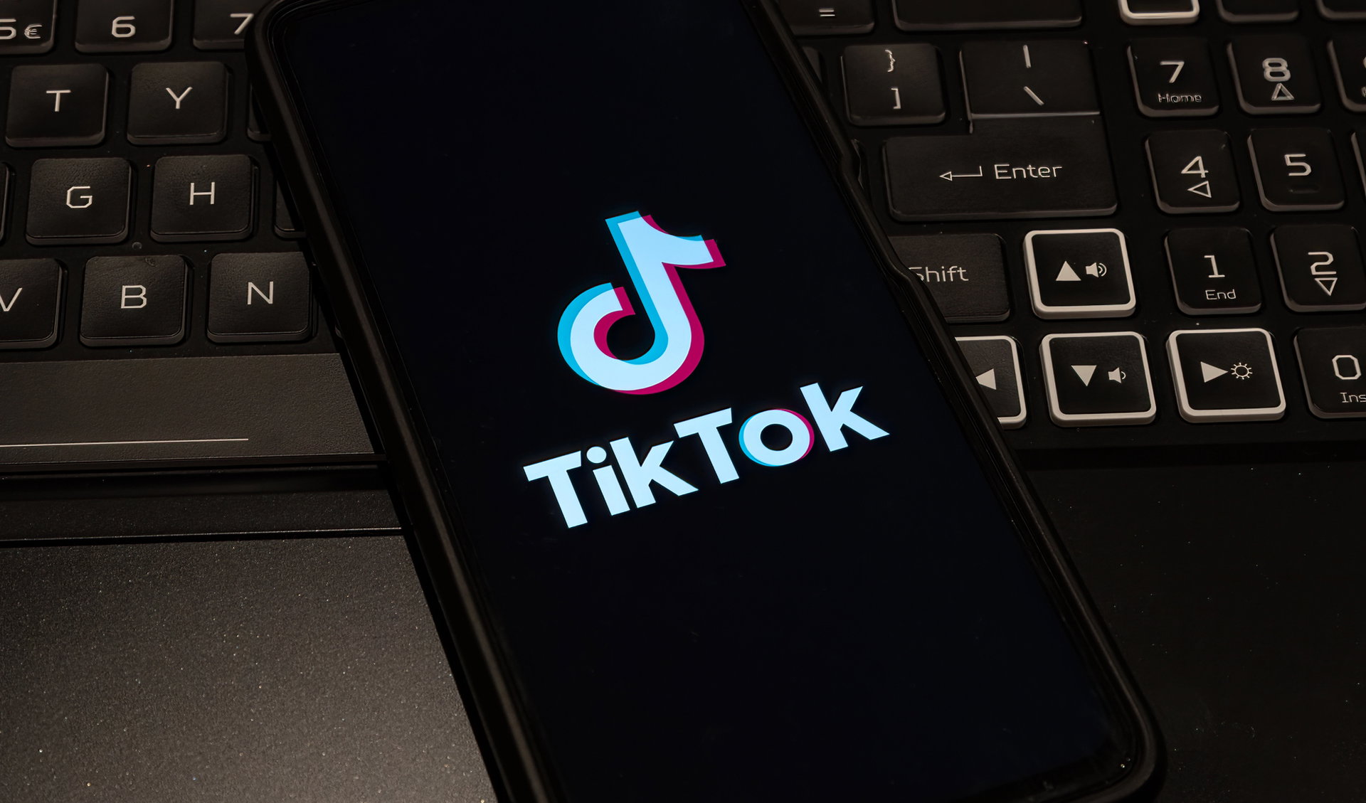 A legféltettebb titkaikat is kiteregette az interneten, egyik áldozatáról több mint száz videót készített – hátborzongató, mire volt képes a rejtélyes zaklató