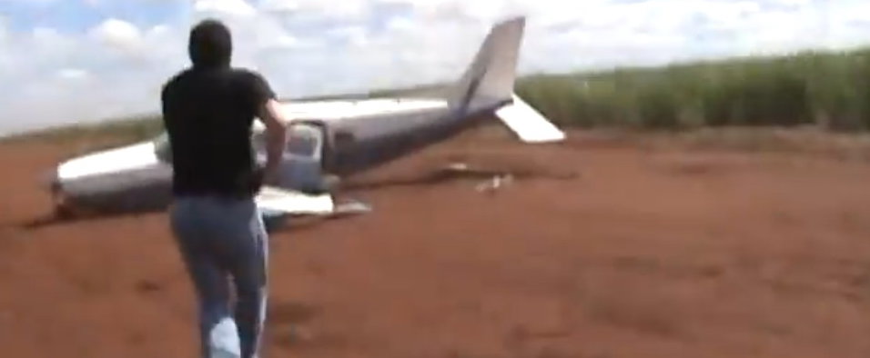 Tiszta GTA: nem tököltek a brazil rendőrök, kocsival zúztak le egy éppen felszálló csempészrepülőt - Videó