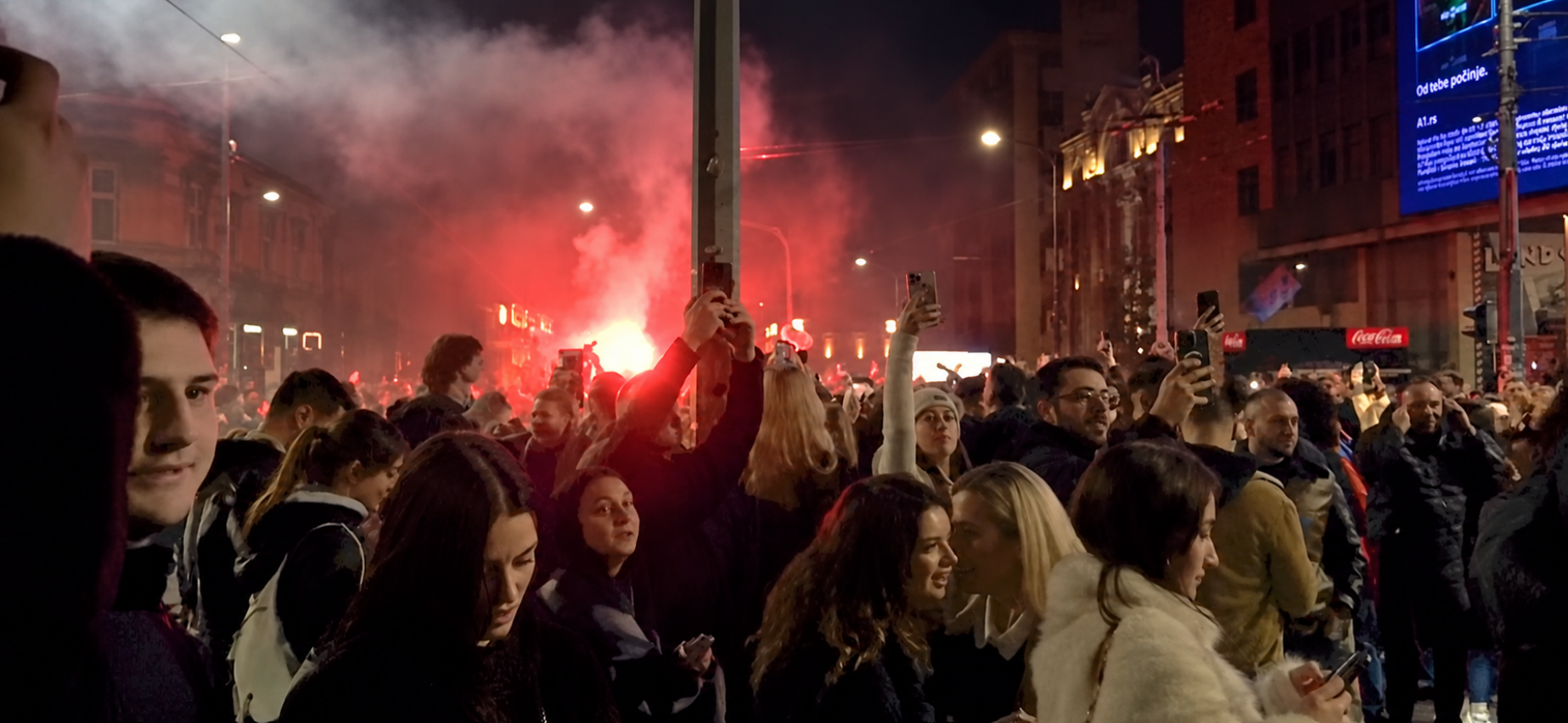 Rossz hírek érkeztek Orbán Viktor szövetségeseinek, Vučić elismerte vereségét, Prágában utcára vonultak az emberek Babiš miatt