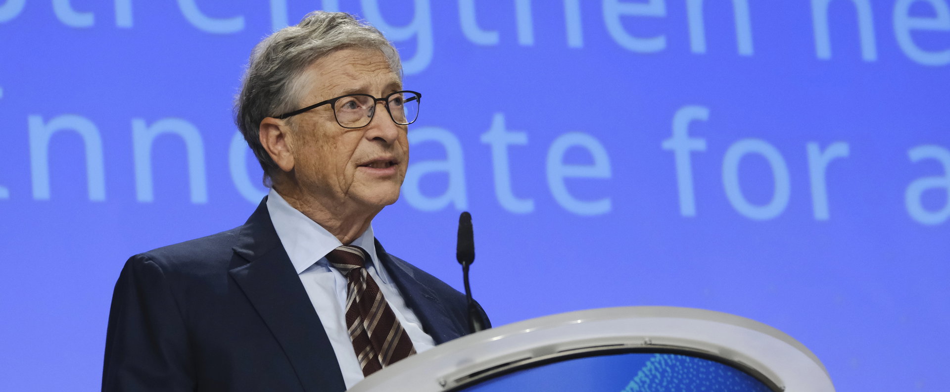 Bill Gates nem kertelt: 20 év káoszt hozhat a mesterséges intelligencia, ezek a munkák is veszélybe kerülhetnek