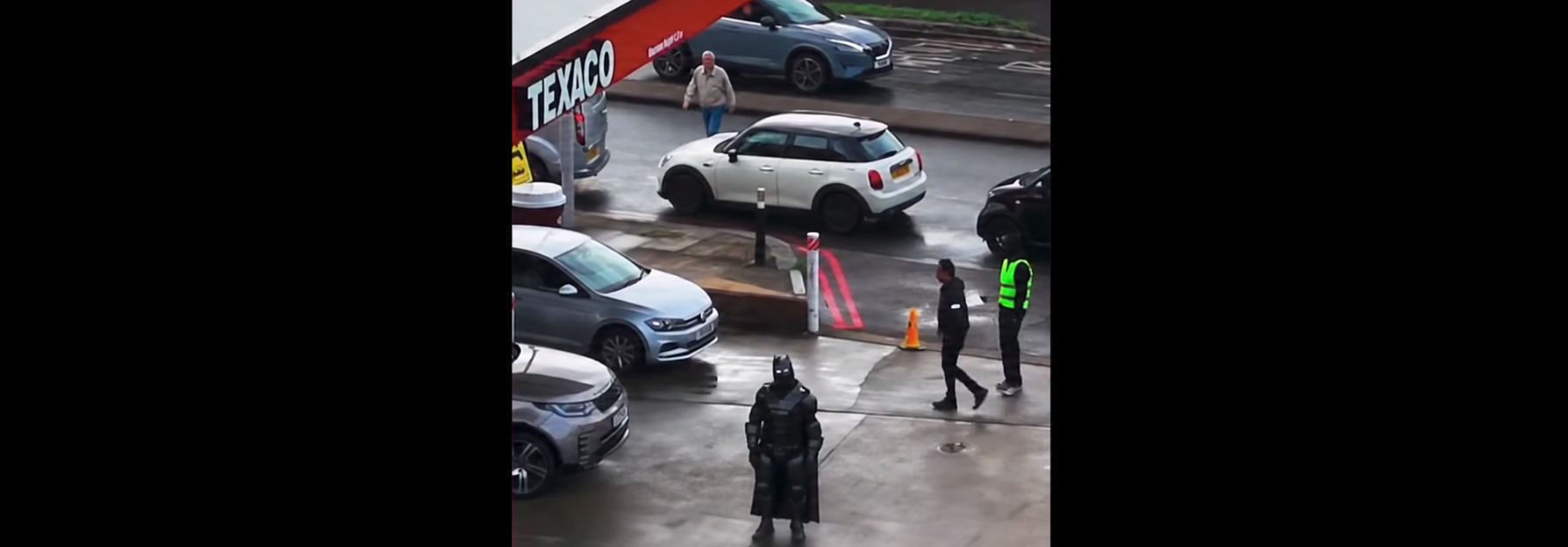 Megjelent egy rejtélyes Batman Londonban, aki különös módon segíz a vadidegeneknek - Videó
