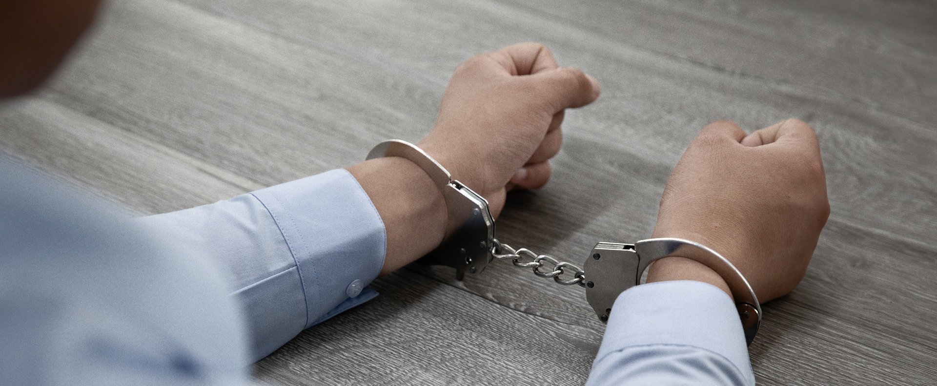 Vezetőszáron vihetik be Matolcsy Györgyöt a parlamentbe, ilyen még nem történt a magyar politika történeteben soha