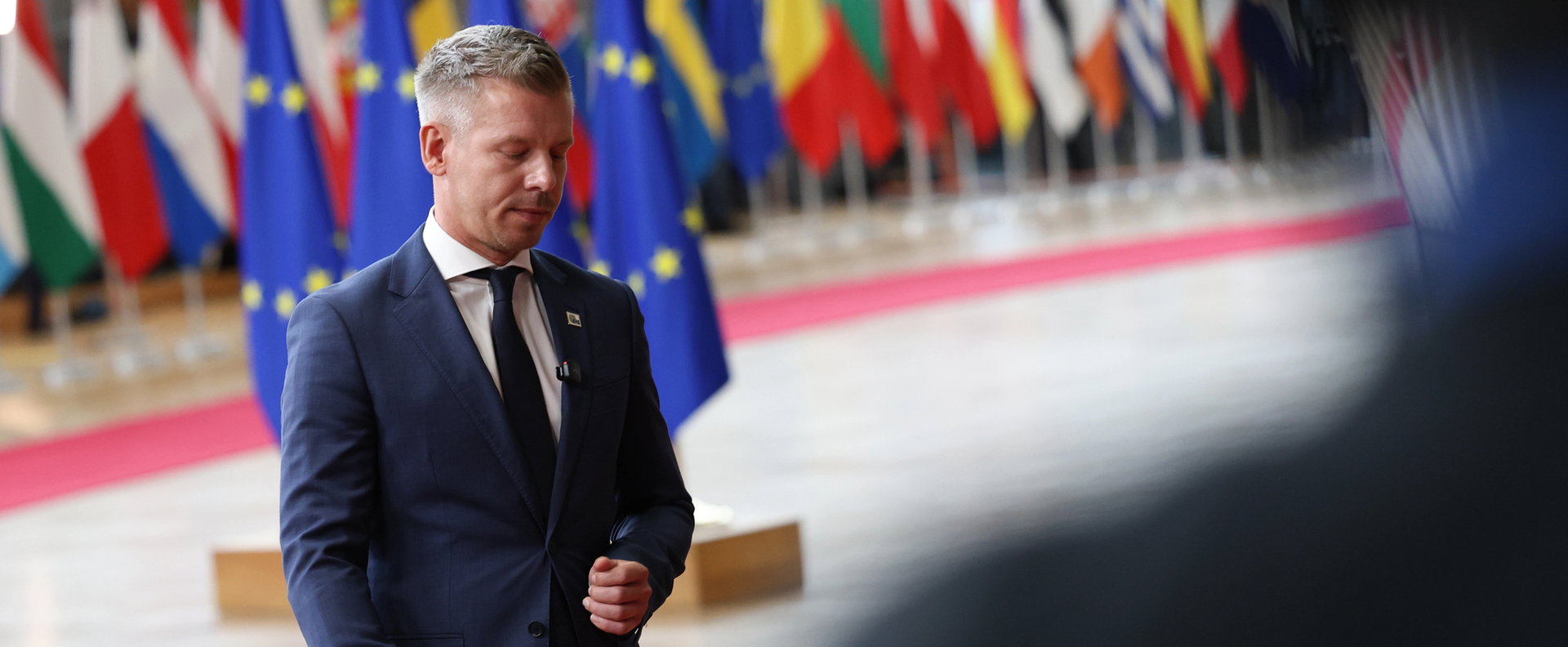 Magyar Péter bepillantást engedett a parlamenti szobájába - nem hiszed el, milyen családi kincseket rejt
