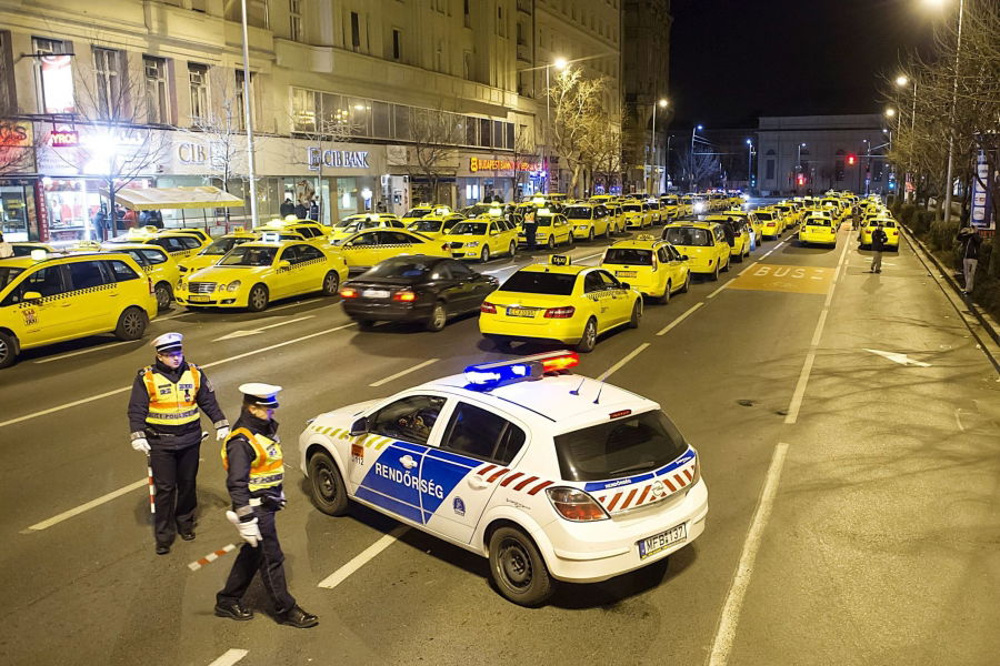 Megkezdődött a taxisok vs. Uber háború