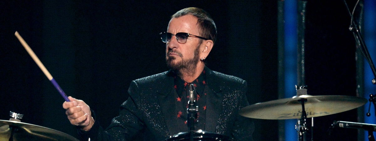 Ringo Starrt és a Bee Gees volt énekesét is lovaggá ütötték