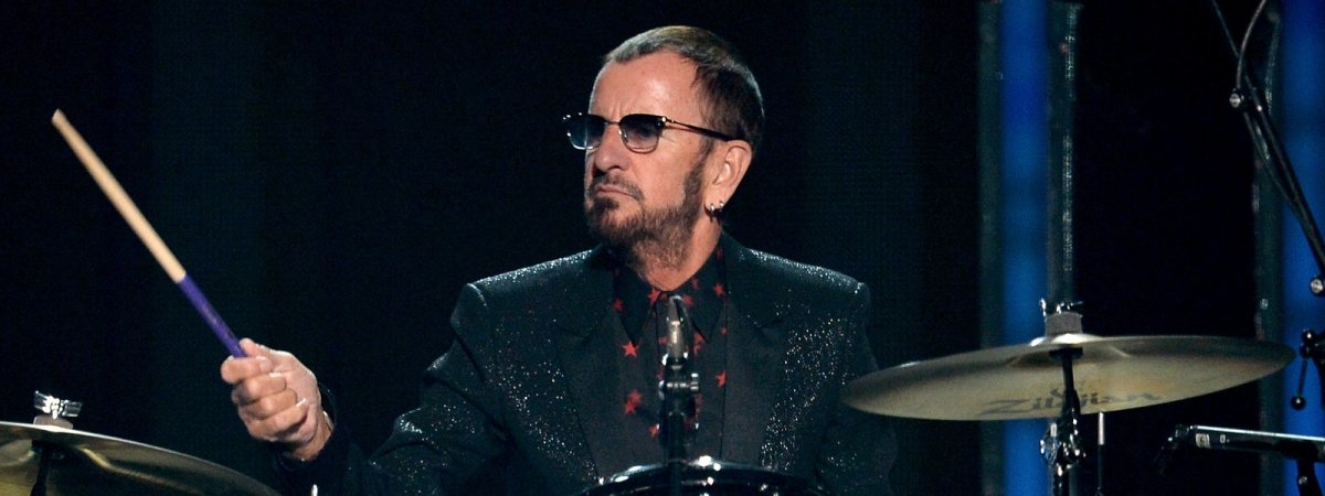 Ringo Starrt és a Bee Gees volt énekesét is lovaggá ütötték