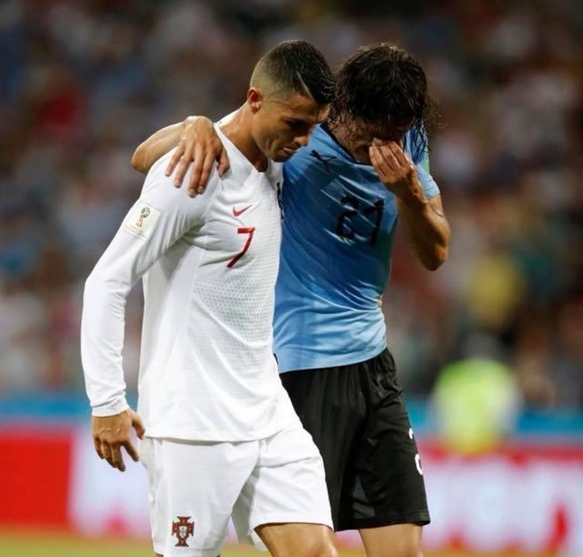 Edinson Cavani hazaküldte Cristiano Ronaldóékat