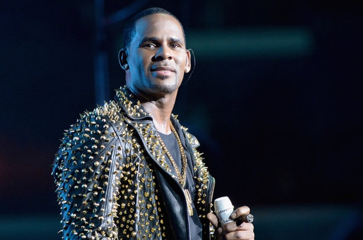 19 perces dalban tiltakozik R. Kelly a zaklatási vádak ellen