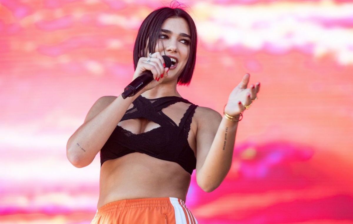 Sírva fakadt Dua Lipa, amikor kirángatták a rajongóit a koncertről