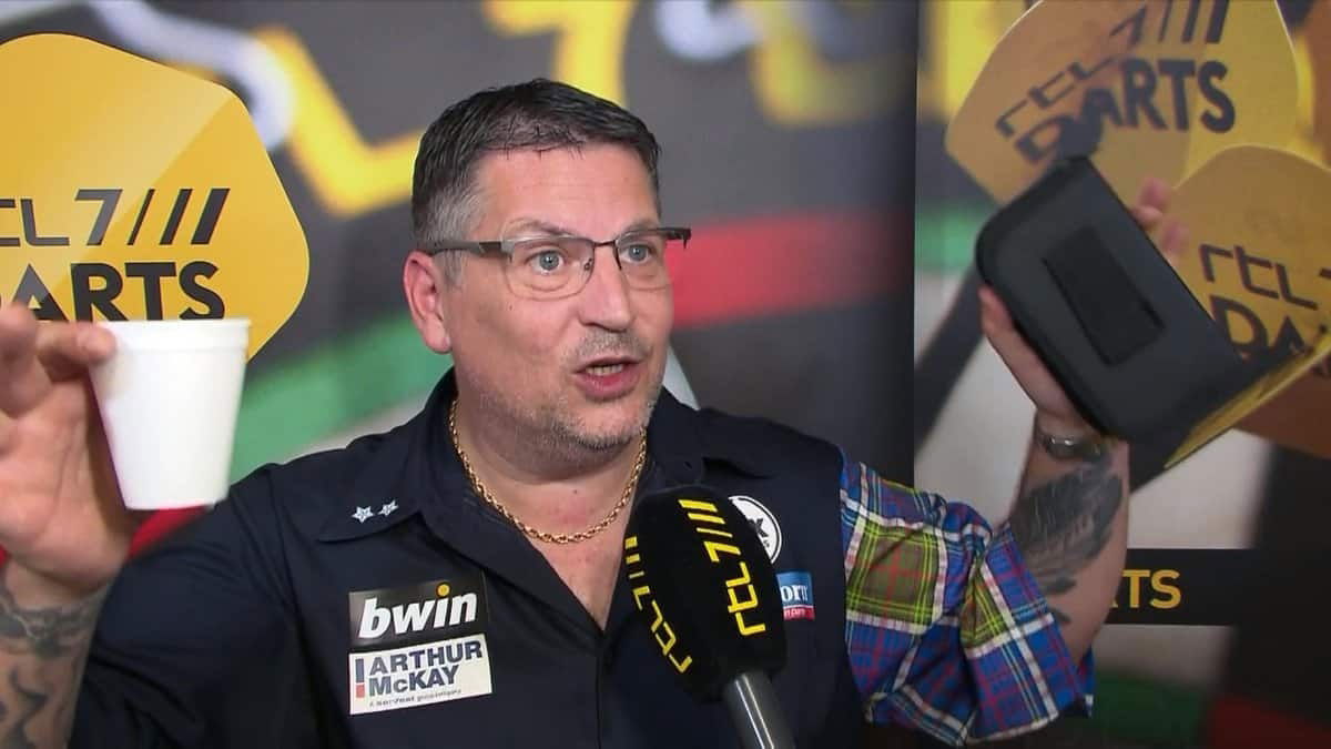 Irtóztató szellentés miatt áll a bál a Darts Grand Slamen