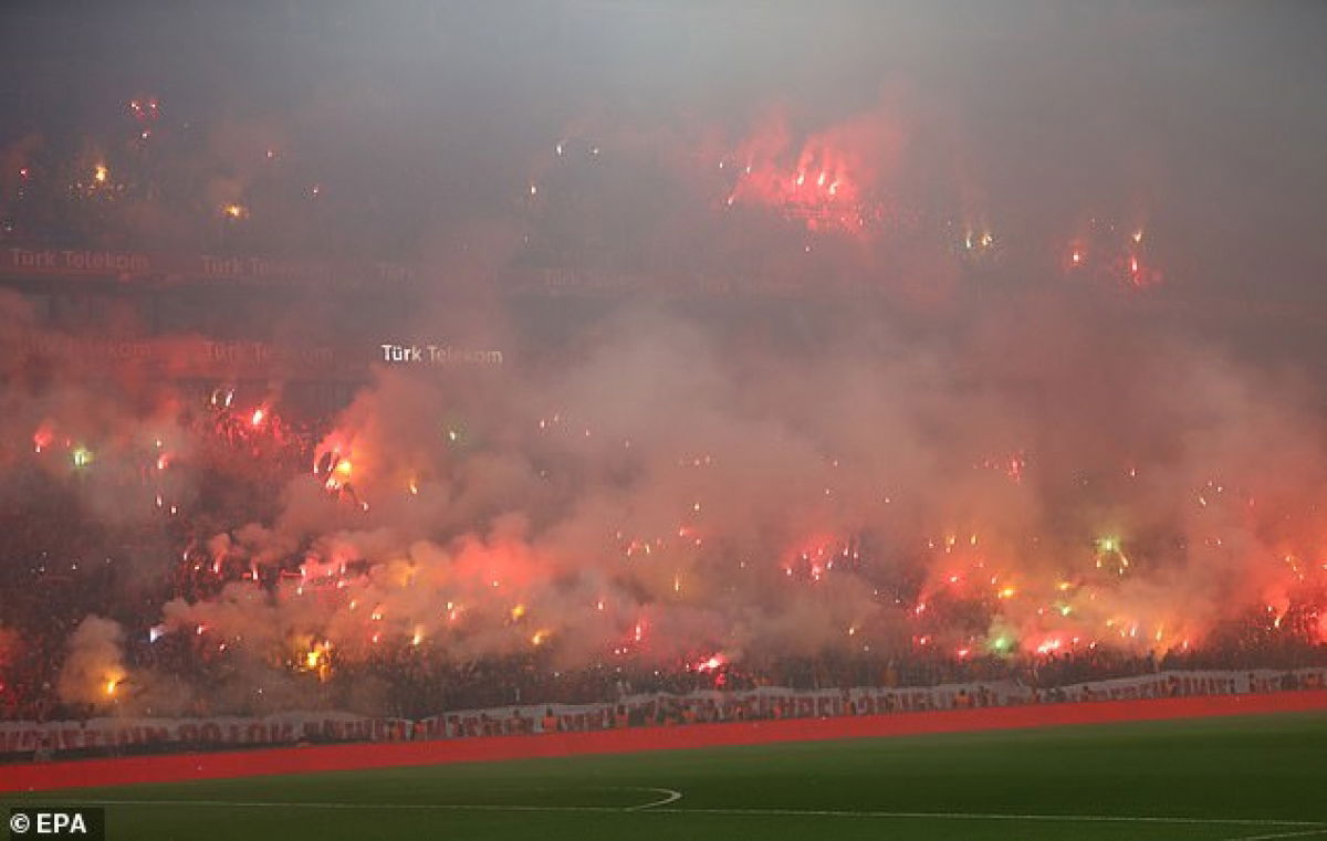 Negyvenezer drukker borította lángba a stadiont a rangadó előtt