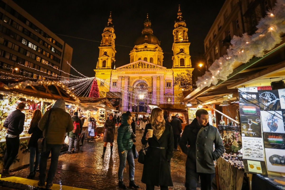 A Szent István Bazilikára vetítve tette fel a nagy kérdést barátnőjének