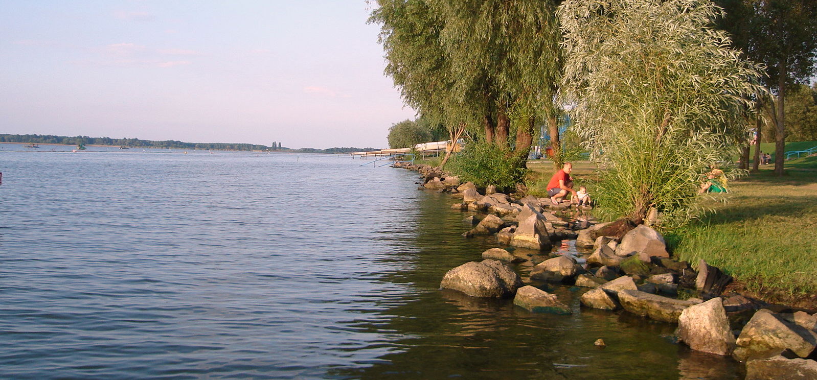 Nagy összeggel fejlesztik a Tisza-tavi szabad strandokat