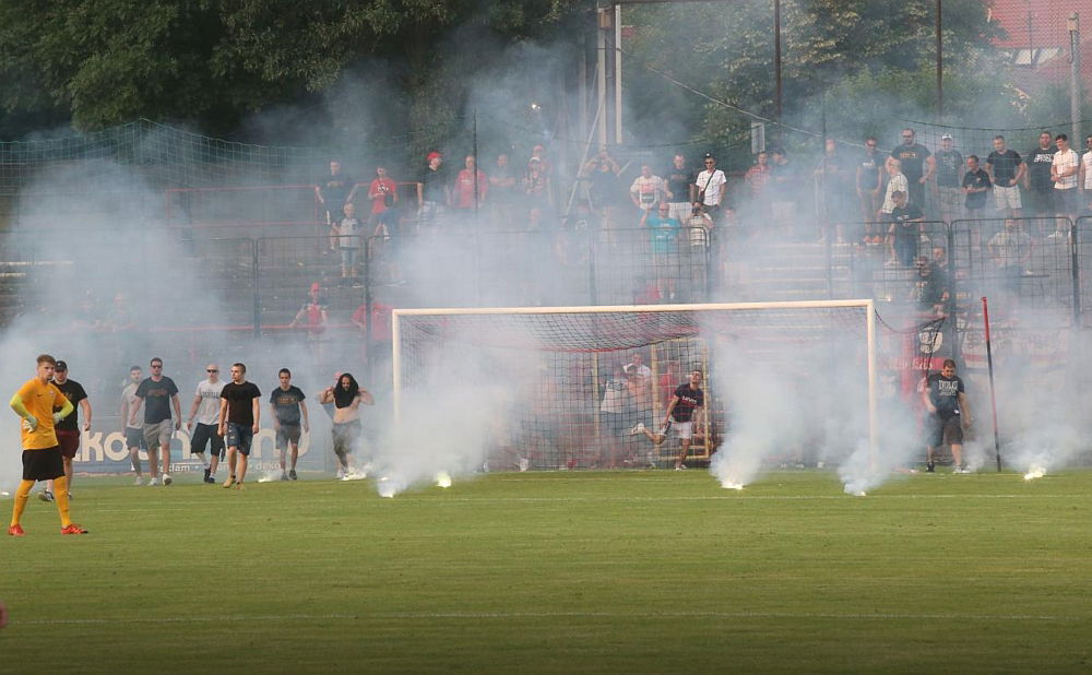 Pécsi futballdrukkerek neki akartak menni a bírónak, megkapták „jutalmukat"