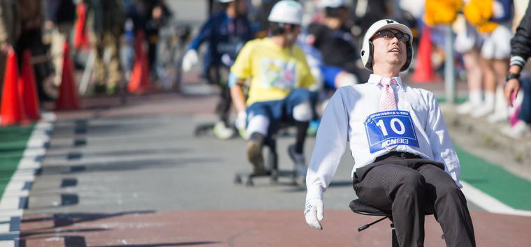 Őrült száguldás a japán irodai szék „Grand Prix-n"