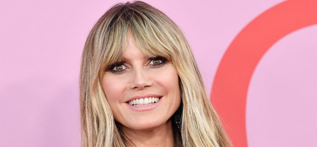 Videón a félmeztelenül fogat mosó Heidi Klum