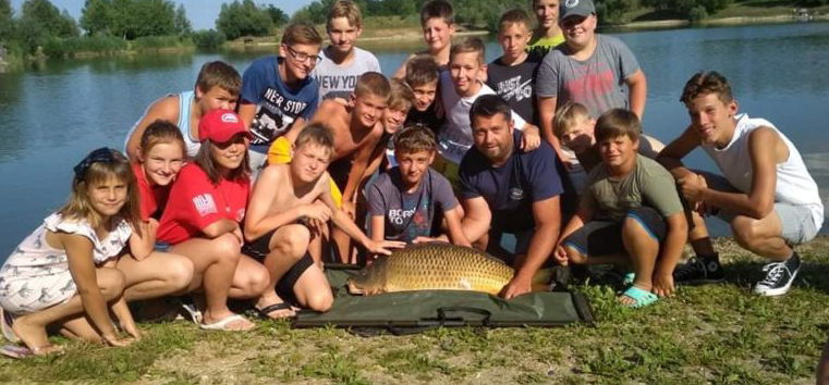 Általános iskolás fiú fogott rekordméretű halat itthon