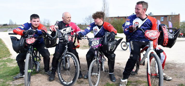 Videó: 72 évesen bravúrosan teker Anglia legidősebb BMX-versenyzője