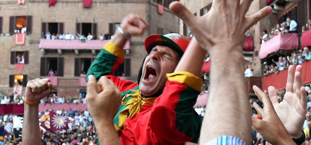 Videó: híres középkori főtéren tartják a legőrültebb lovasversenyt